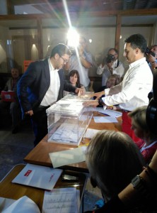 Miguel Sánchez depositando el voto.