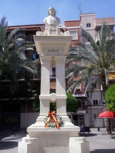 Plaza Santa Eulalia. Corona en homenaje Salzillo.