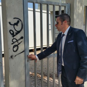 Mario Gómez en la visita al colegio.