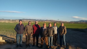 Mario Gómez junto a los agricultores