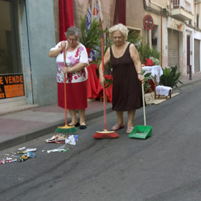 Vecinos de San Antolín barren las calles para la procesión del Corpus ante la desidia de la pedánea que no avisó a los servicios de limpieza