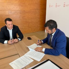 Mario Gómez firma los nuevos contratos de mantenimiento, conservación y restauración de jardines, arbolado, medianas y rotondas