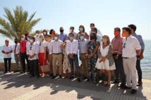 Foto familia visita de secretaria general, diputados, senador con cargos y simpatizantes de Cs en la Región al Mar Menor Archivo Cs